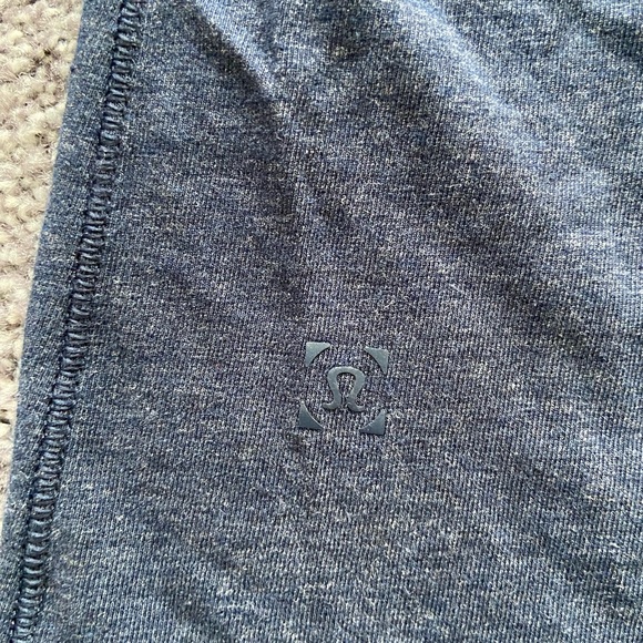 Lululemon men’s Sz small 5 year basic long sleeve shirt EUC - Picture 3 of 3